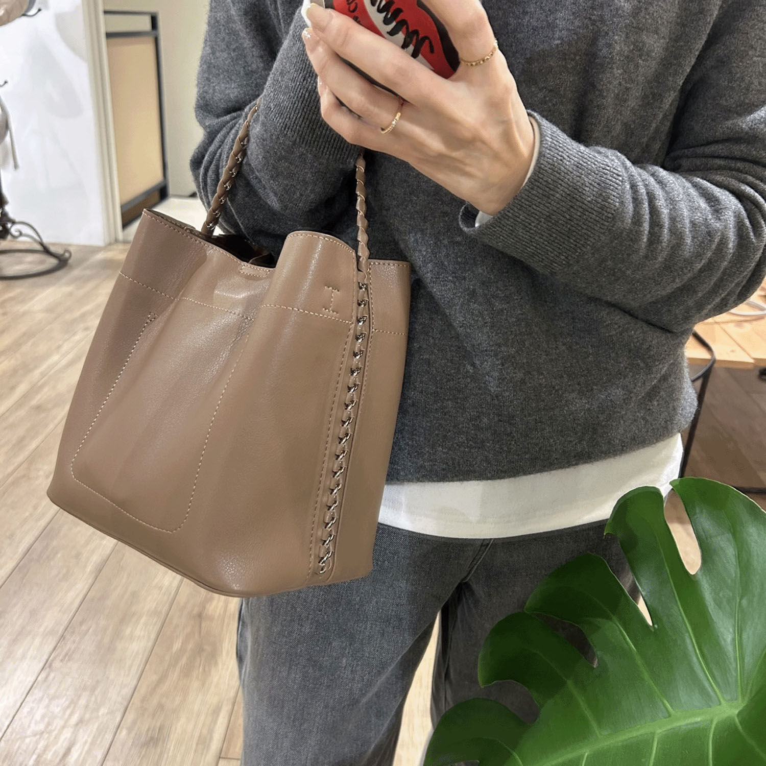 側邊鍊條 合成皮迷你托特包 2WAY 三層收納【cachecache】｜cachecache サイドチェーンかがりミニトート