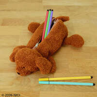 紅棕貴賓犬 立體玩偶收納包 捲毛 12×25×7cm【NICI】｜NICI（ニキ） Dogs 2026 プードル レッドブラウン フィギュアポーチ