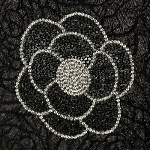 玫瑰緹花水鑽裝飾化妝包 山茶花與小狗圖案 附側幅大容量｜デコレーションジャガードポーチ