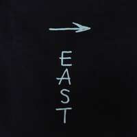 【DAYS】EAST 標誌印花T恤 日本製 ｜DAYS ロゴTシャツ "EAST"