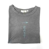 【DAYS】EAST 標誌印花T恤 日本製 ｜DAYS ロゴTシャツ "EAST"