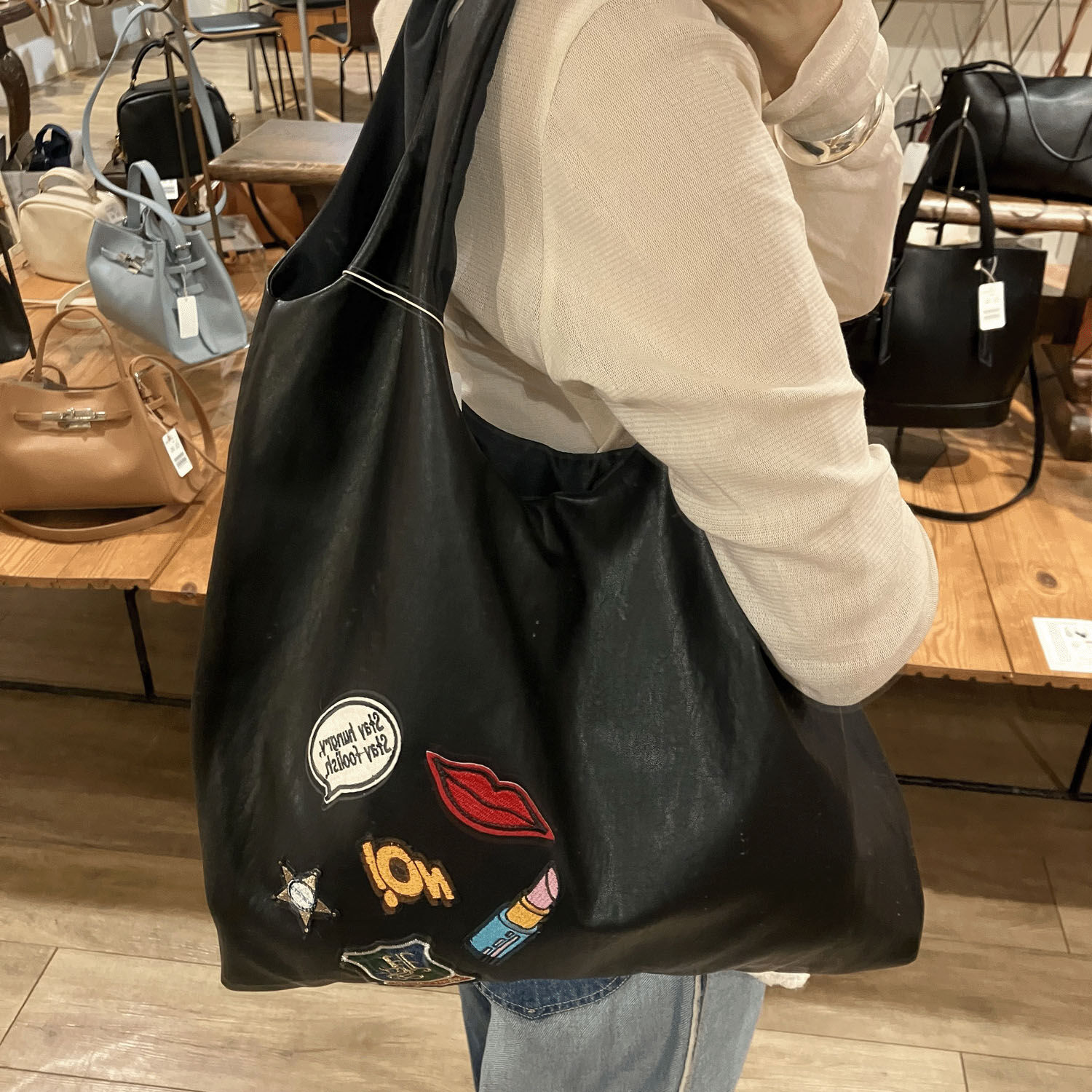 布章裝飾 合成皮革托特包 A4可放 2色【cachecache】｜cachecache ワッペン付きショッパー