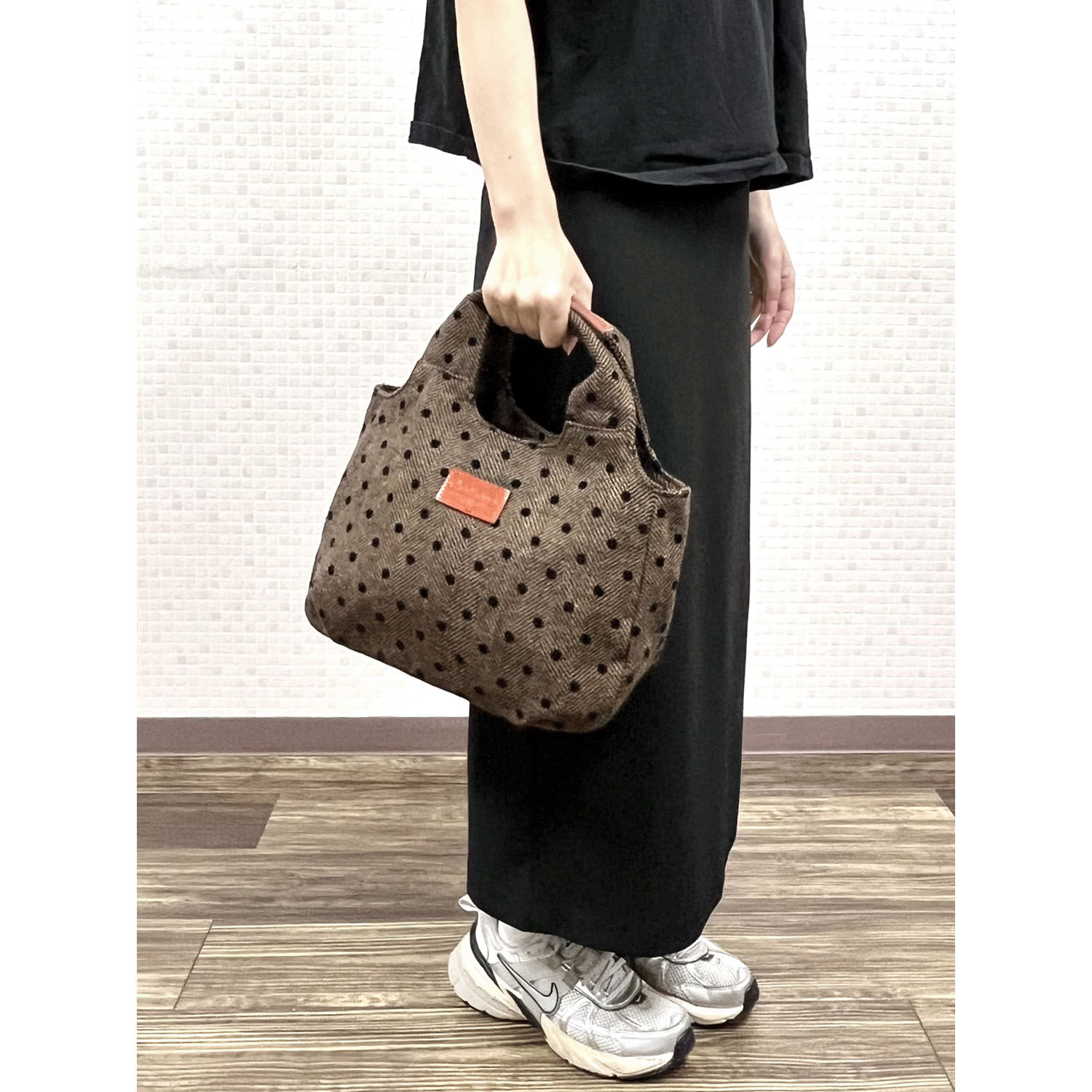 人字紋植絨點點 手提包 磁扣款 牛皮配件 灰棕【toleur】｜toleur フロッキードットプリントハンドバッグ